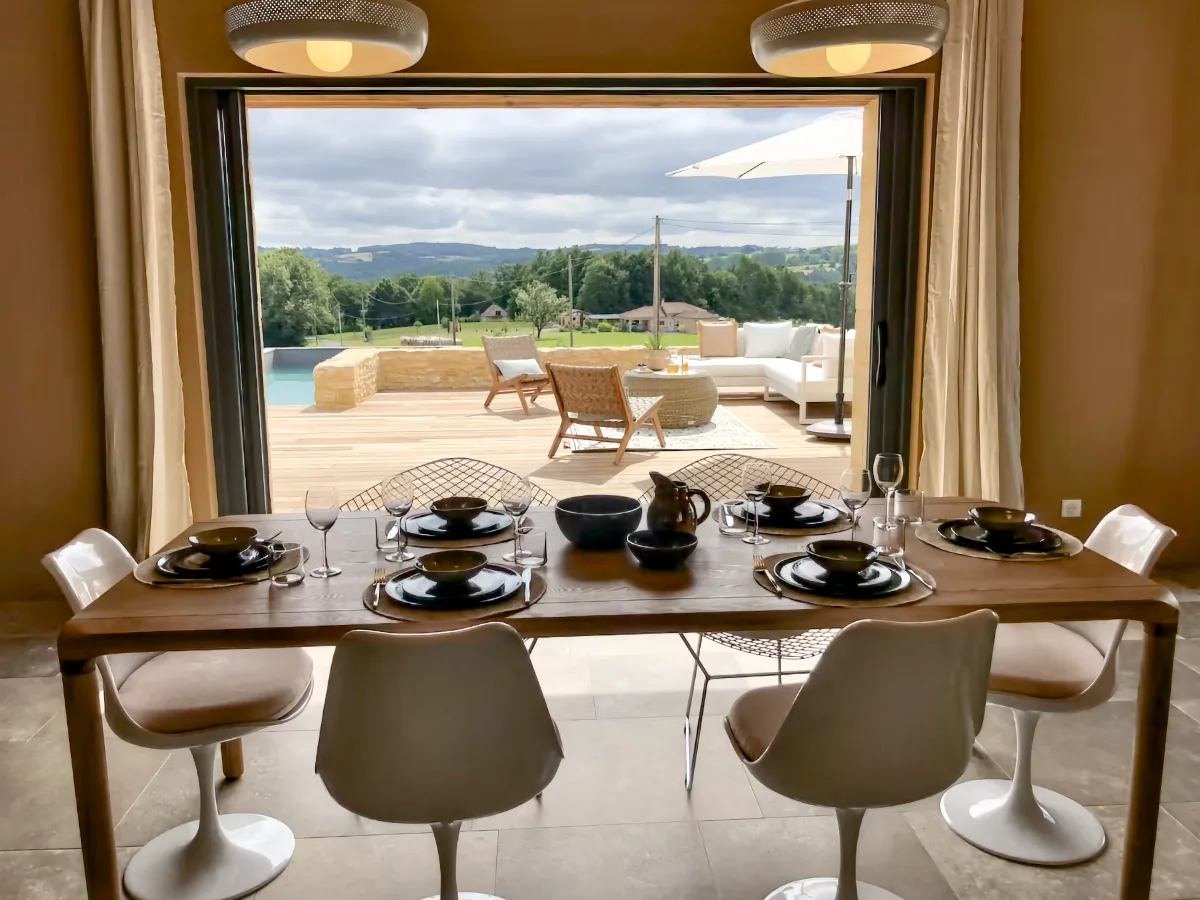 Séjour du gîte Les Charmes pour 6 personnes avec vue sur la piscine